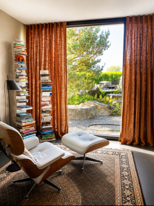 Bibliothek mit Gardinen